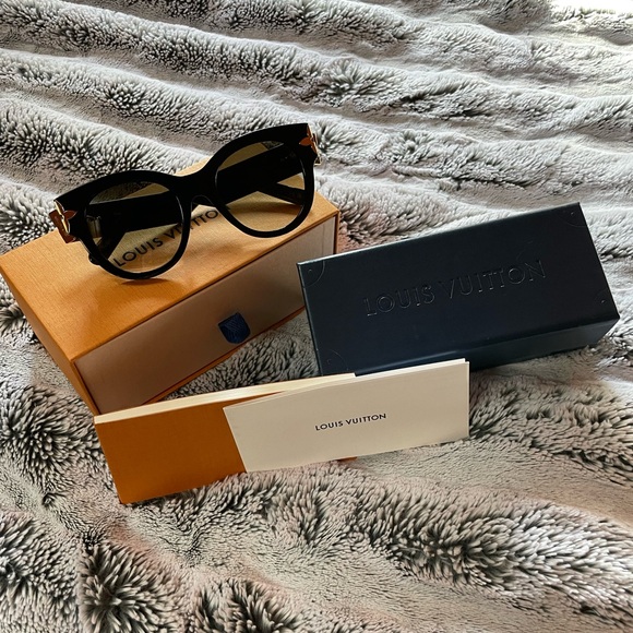 Authentic Louis Vuitton Flower Edge Round Sunglasses - Picture 1 of 14